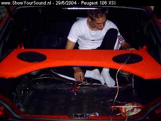 showyoursound.nl - Sound On A XSI - Peugeot 106 XSI - dsc00020.jpg - Het weg werken en aansluiten van de draden.